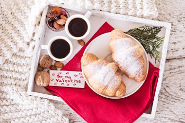 Espresso, fındık ve kruvasan