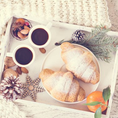 Espresso, fındık ve kruvasan