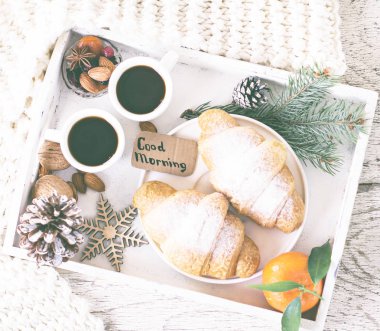 Espresso, fındık ve kruvasan