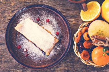 meyveli turta ve kış dekor