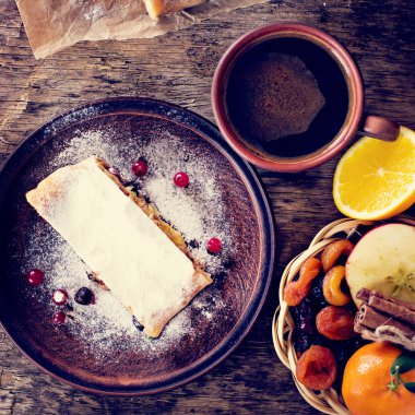 meyveli turta ve kış dekor