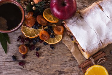 meyveli turta ve kış dekor.