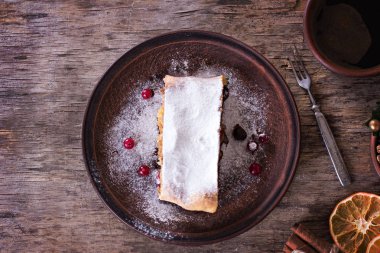 Strudel koyu arka plan üzerinde. 