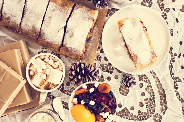 meyveli turta ve kış dekor