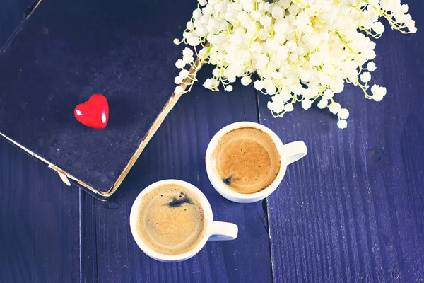 Espresso, kalp ve buket çiçek