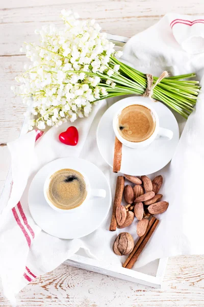 Espresso, fındık ve buket çiçek