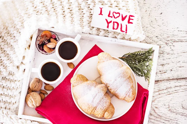 Espresso, fındık ve kruvasan