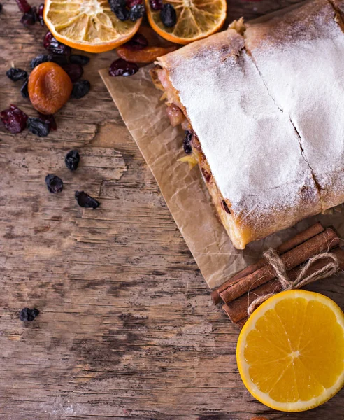 meyveli turta ve kış dekor.