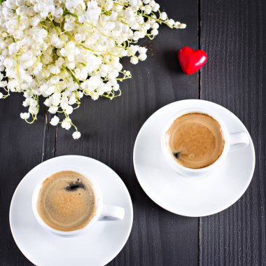 Espresso, kalp ve buket çiçek