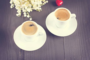 Espresso, kalp ve buket çiçek