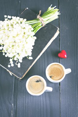 Espresso, kalp ve buket çiçek