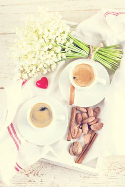 Espresso, fındık ve buket çiçek