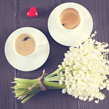 Espresso, kalp ve buket çiçek