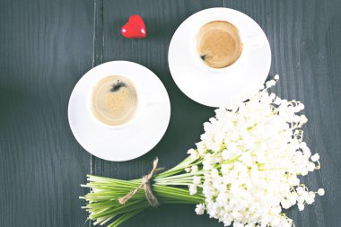 Espresso, kalp ve buket çiçek