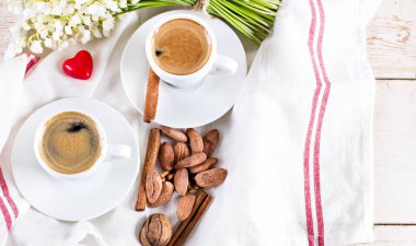 Espresso, kalp ve buket çiçek