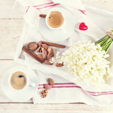 Espresso, kalp ve buket çiçek