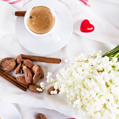 Espresso, kalp ve buket çiçek