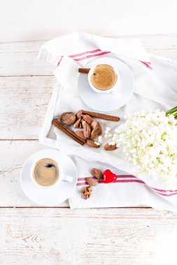 Espresso, kalp ve buket çiçek