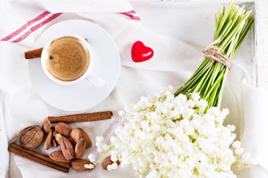 Espresso, kalp ve buket çiçek