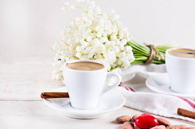 Espresso, kalp ve buket çiçek