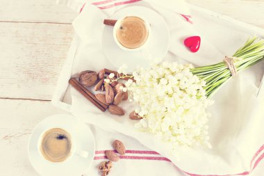 Espresso, kalp ve buket çiçek