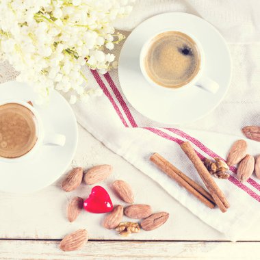 Espresso, kalp ve buket çiçek