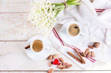 Espresso, kalp ve buket çiçek