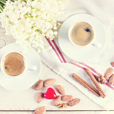 Espresso, kalp ve buket çiçek