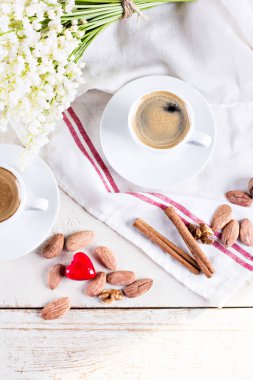 Espresso, kalp ve buket çiçek