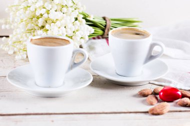 Espresso, kalp ve buket çiçek