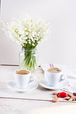 Espresso, kalp ve buket çiçek