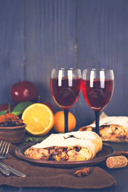 meyveli turta ve şarap