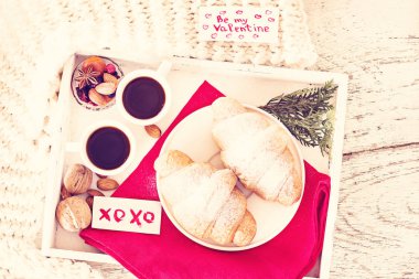 Espresso, fındık ve kruvasan