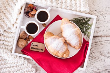 Espresso, fındık ve kruvasan