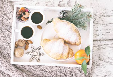 Espresso, fındık ve kruvasan