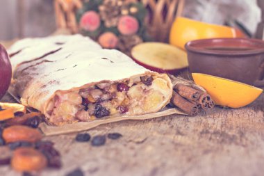 meyveli turta ve kış dekor.