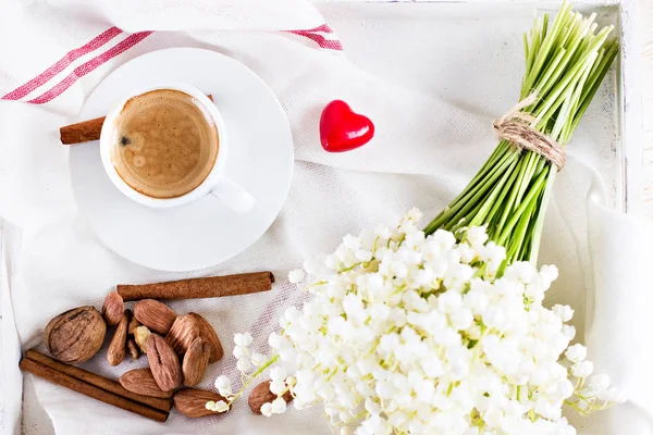 Espresso, kalp ve buket çiçek