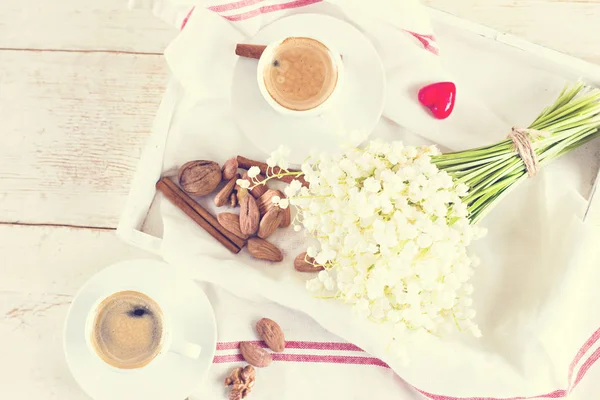 Espresso, kalp ve buket çiçek