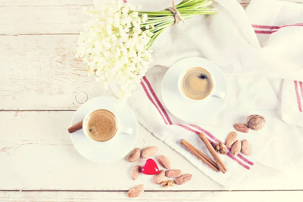 Espresso, kalp ve buket çiçek