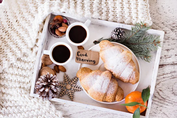 Café expreso, nueces y croissants — Foto de Stock