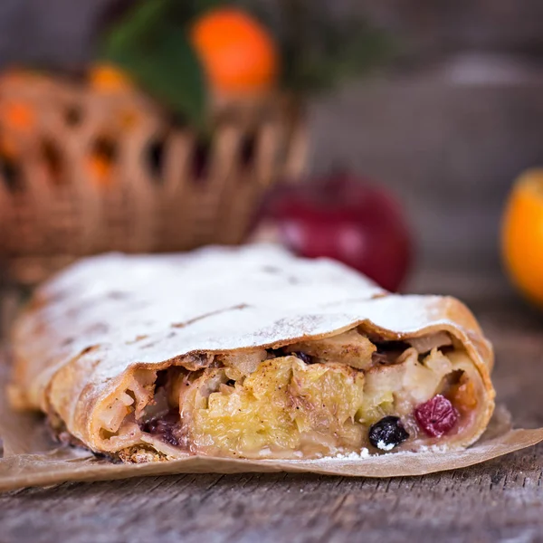 meyveli turta ve kış dekor.