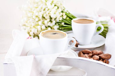 Espresso, fındık ve buket çiçek