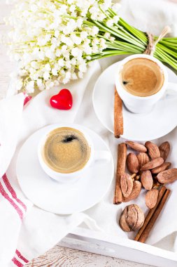 Espresso, fındık ve buket çiçek