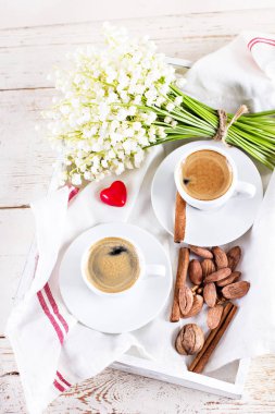 Espresso, fındık ve buket çiçek