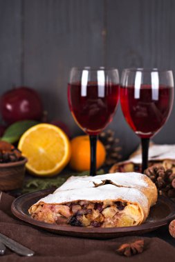 meyveli turta ve şarap