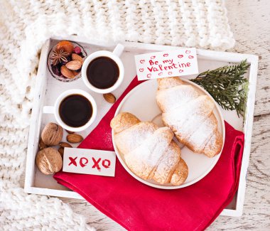 Espresso, fındık ve kruvasan