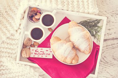 Espresso, fındık ve kruvasan