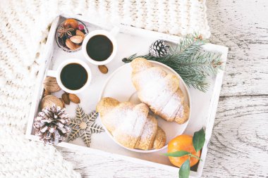 Espresso, fındık ve kruvasan