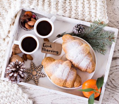 Espresso, fındık ve kruvasan