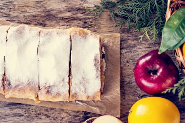 meyveli turta ve kış dekor.